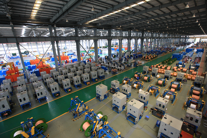 尚緯股份超高壓特種電纜智能制造水平車(chē)間一角。.png